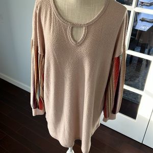 Now N Forever blush tunic top with patterned sleeves